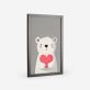 Poster de um urso polar branco a segurar um coração vermelho, perfeito para decoração carinhosa de quartos de bebé. 2