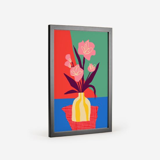 Poster de um vaso amarelo com flores com pétalas cor-de-rosa sobre uma superfície azul. O fundo é dividido em dois blocos de cor teal e vermelho. 2