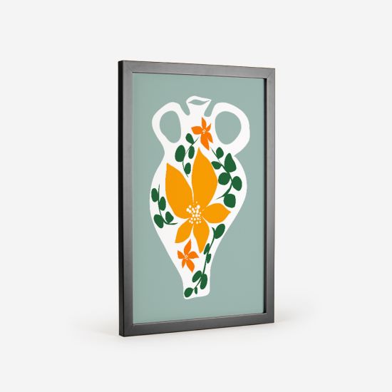 Poster de uma jarra branca com um padrão floral laranja e verde, em contraste com um fundo verde claro. 3